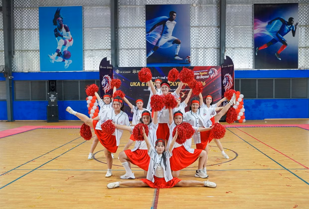 doi-tuyen-cheerleading-ischool-nha-trang-voi-man-bieu-dien-doi-hinh-ket-day-an-tuong-trong-phan-thi-dau.jpg