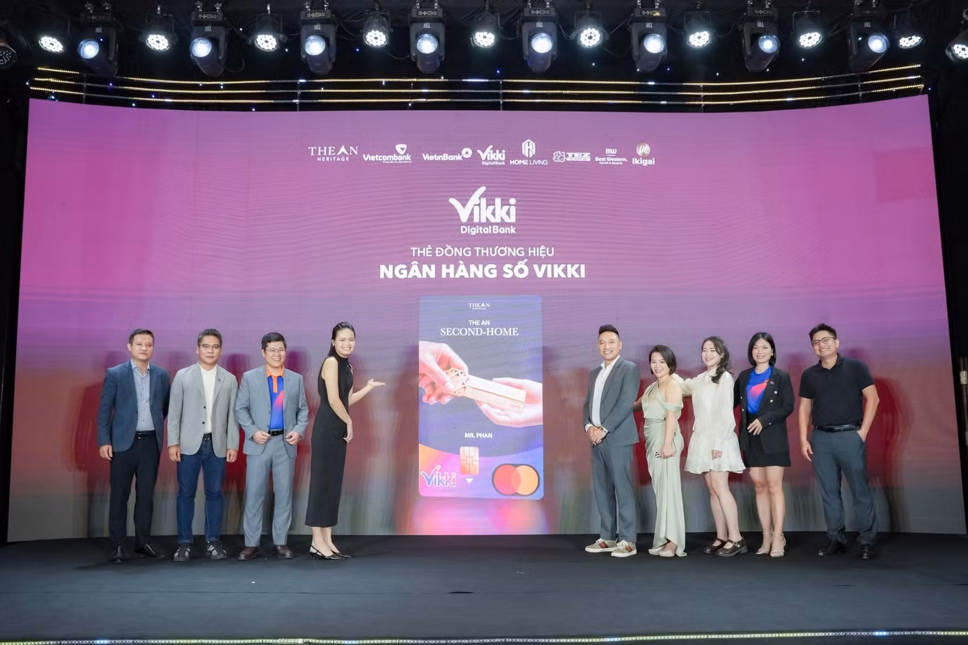 Lễ công bố hợp tác chiến lược và ra mắt thẻ đồng thương hiệu giữa The An Group và Ngân hàng số Vikki (Vikki Digital Bank)