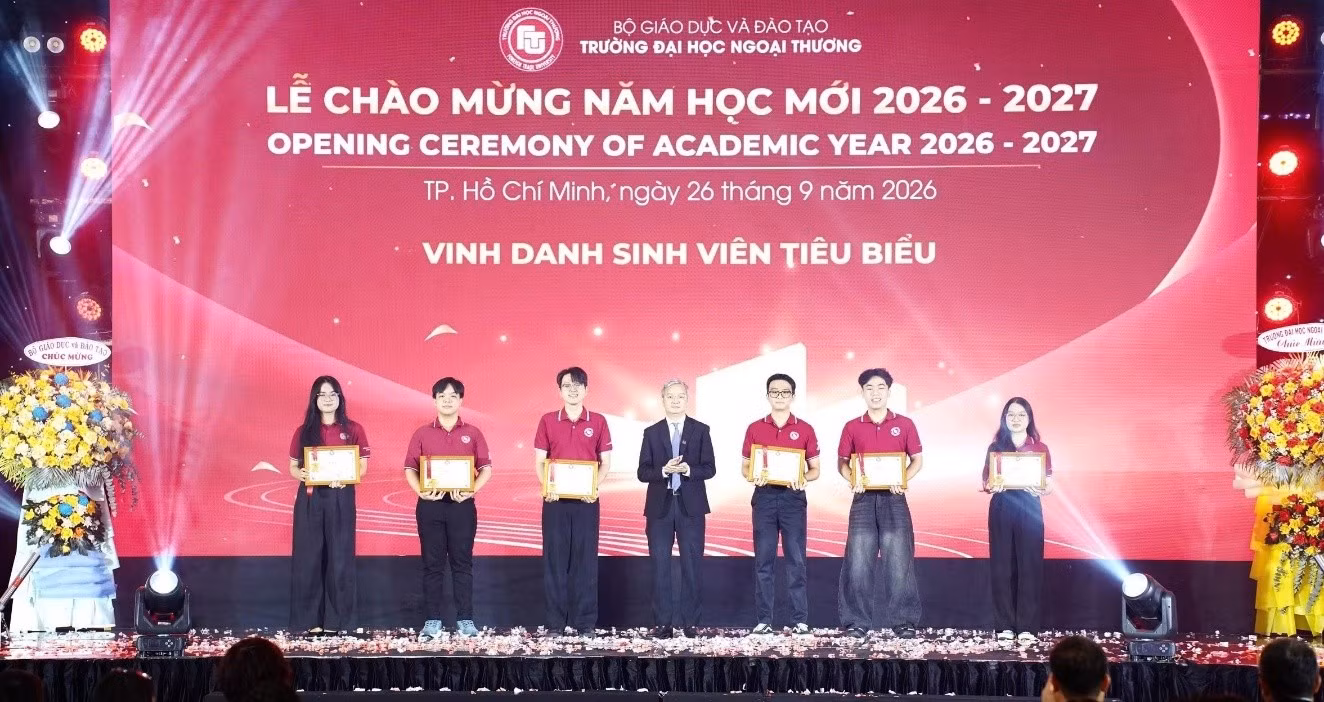 PGS, TS Đào Ngọc Tiến – Phó Hiệu trưởng Nhà trường trao tặng khen thưởng sinh viên tiêu biểu.