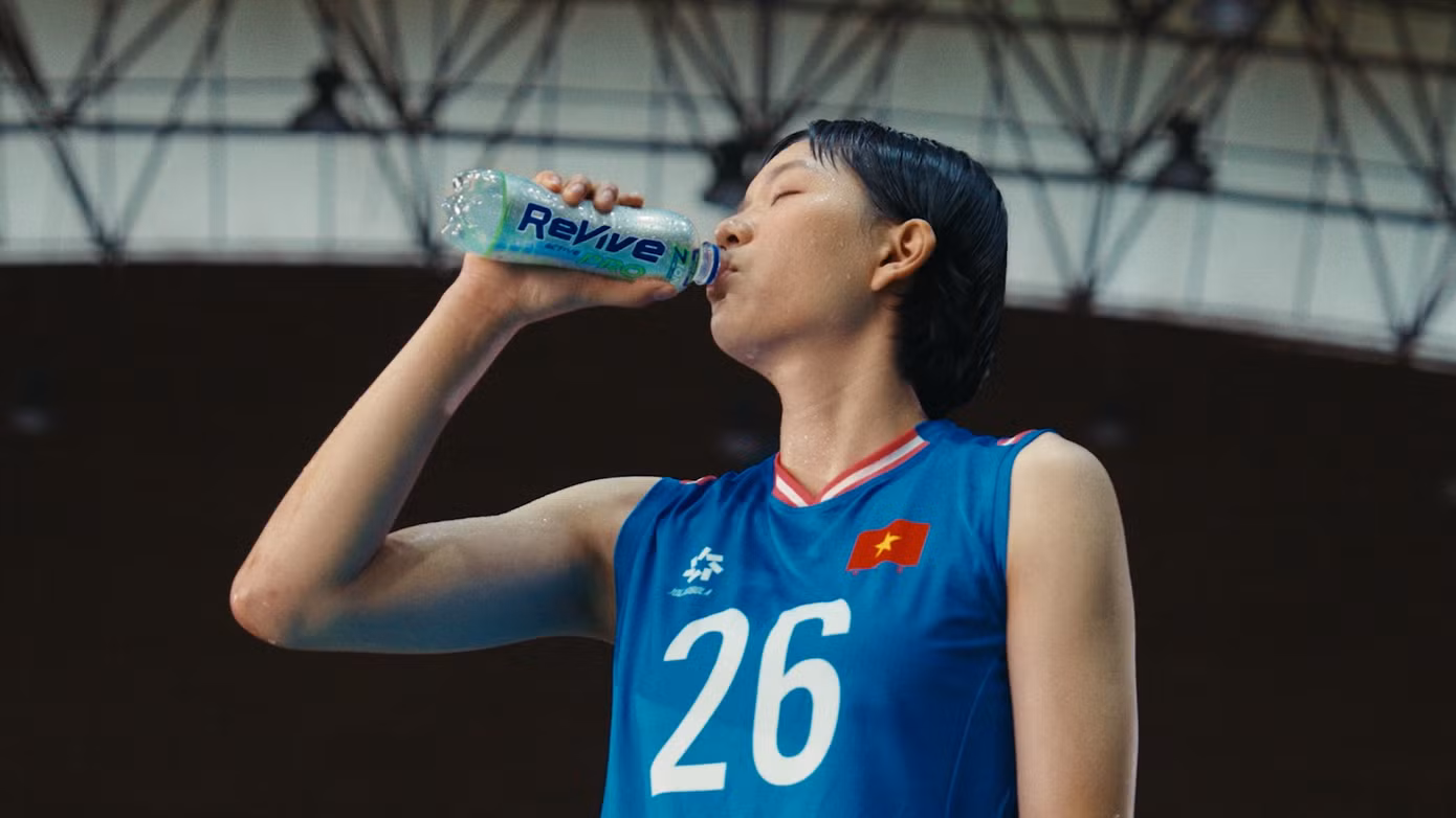 Revive Thể Thao giúp VĐV bù nước và 7 loại điện giải thiết yếu, hỗ trợ tái lập cân bằng nội môi và duy trì sức bền trong quá trình luyện tập, thi đấu.