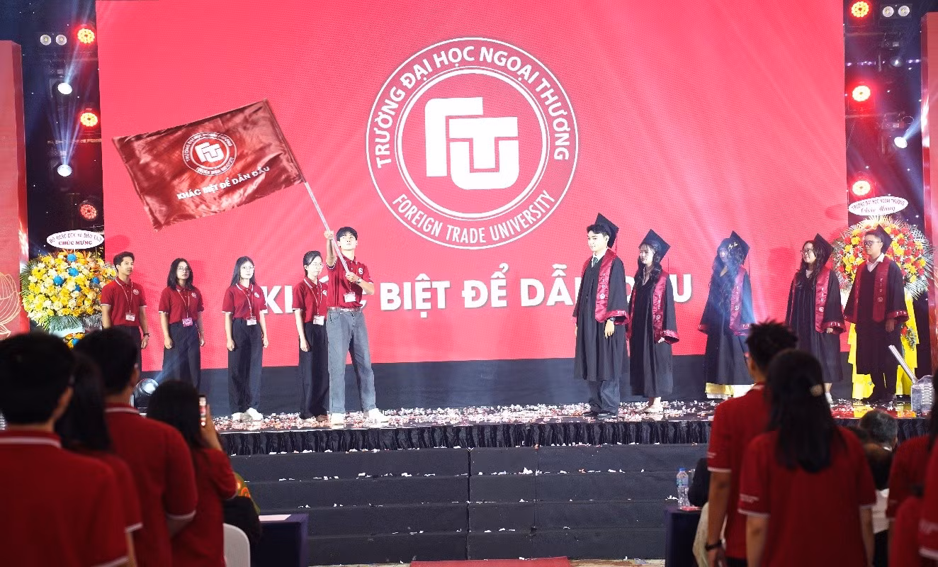 Nghi thức trao cờ truyền thống giữa các thế hệ sinh viên.