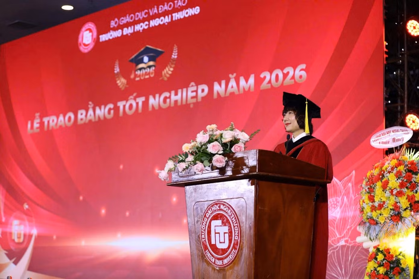 PGS, TS Phạm Thu Hương – Bí thư Đảng ủy, Hiệu trưởng Trường Đại học Ngoại thương phát biểu tại buổi Lễ.