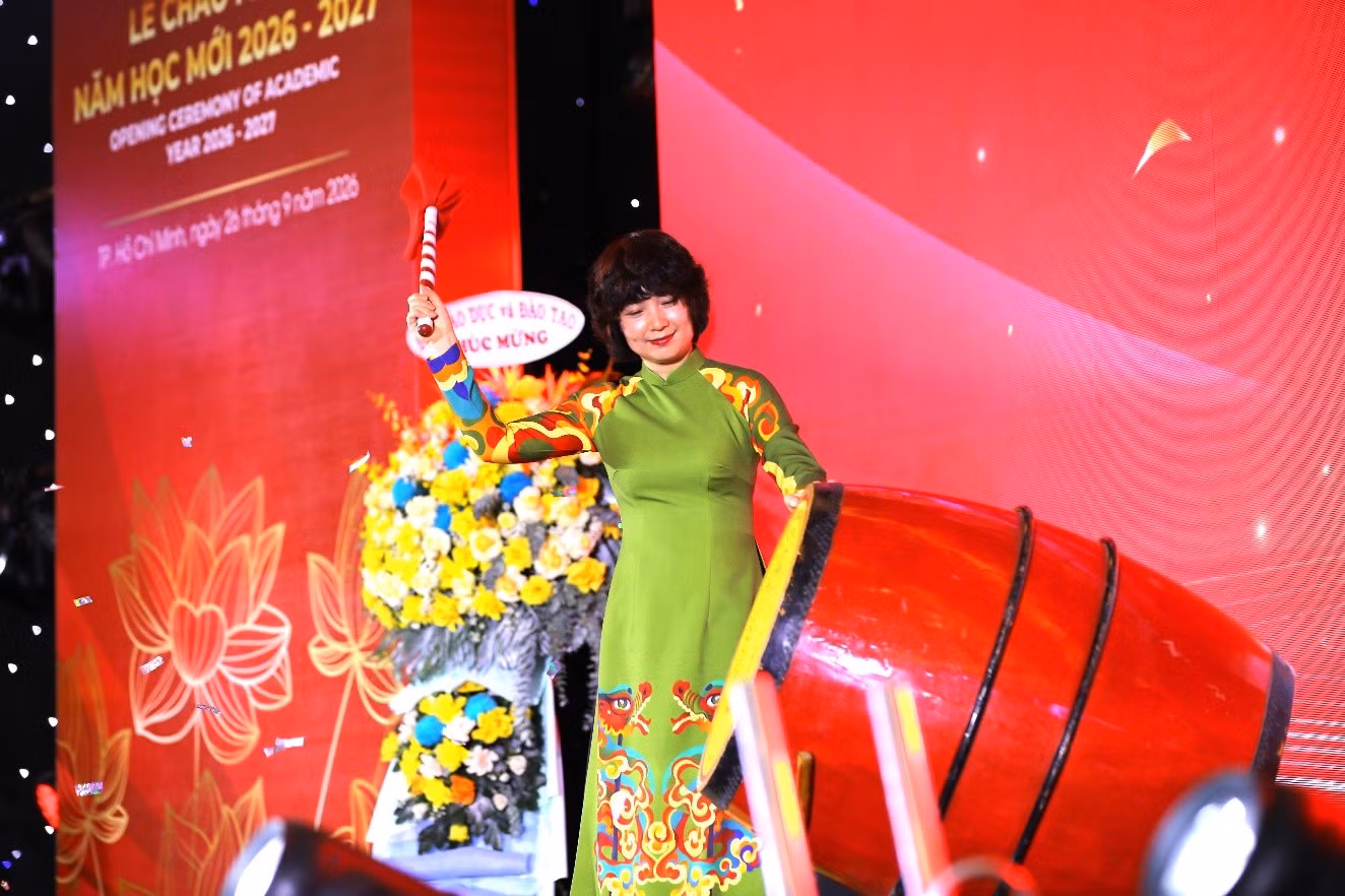 PGS, TS Phạm Thu Hương đánh trống chào mừng năm học 2026-2027.