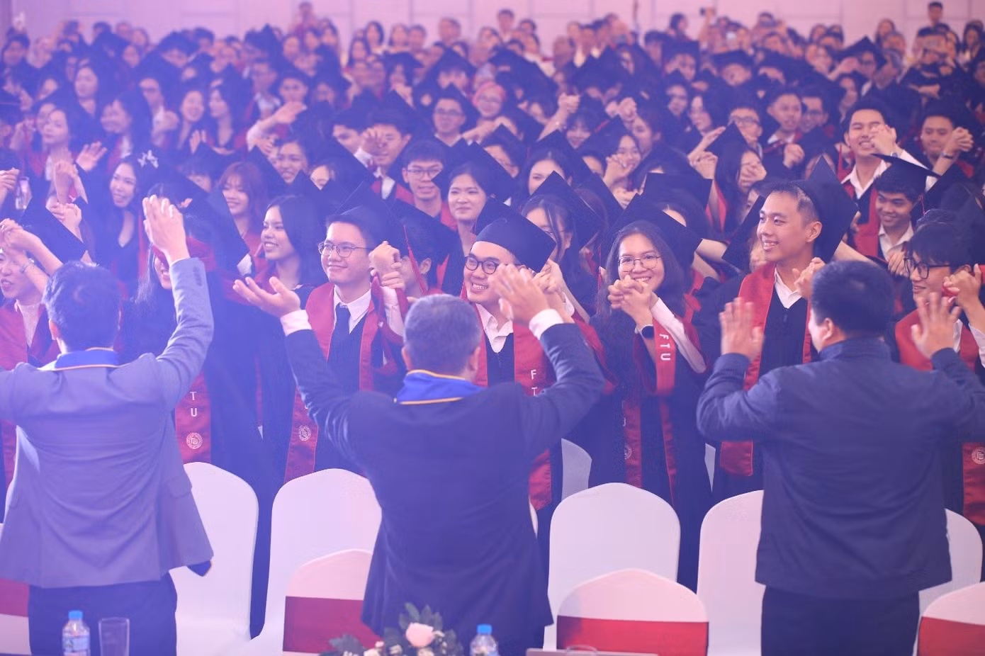 Tân Cử nhân với giây phút “tạo sóng” - con sóng của tuổi trẻ, của tình bạn, của niềm tự hào và khát vọng!