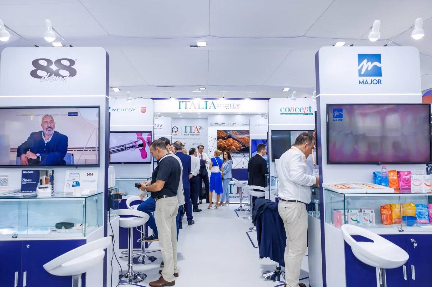 Không gian Italia Pavilion tại VIDEC 2026 thu hút khách tham quan, tạo điểm gặp gỡ và kết nối giữa các doanh nghiệp nha khoa Ý với thị trường Việt Nam.