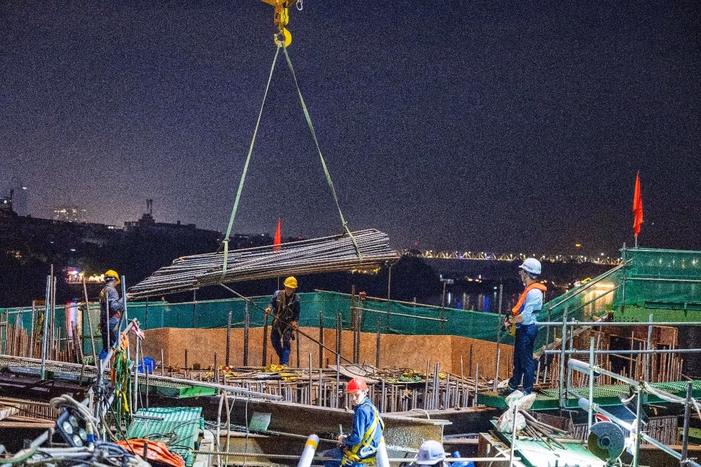 Công trường cầu Trần Hưng Đạo duy trì 28 mũi thi công ngày đêm với 700 người và hơn 120 máy móc, thiết bị