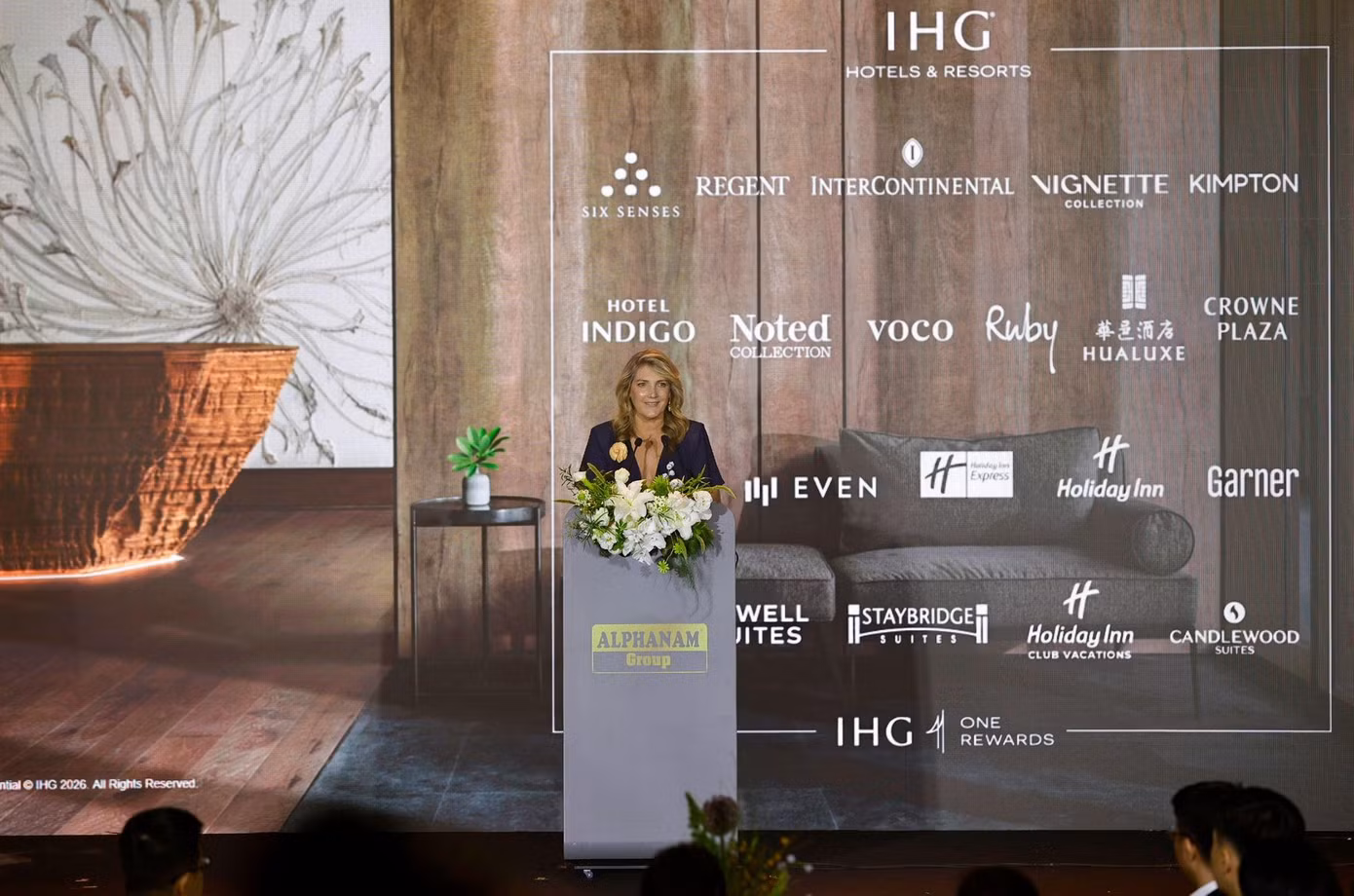 Bà Amanda Altree – Global Head of Residential Marketing, IHG Hotels &amp; Resorts phát biểu tại sự kiện