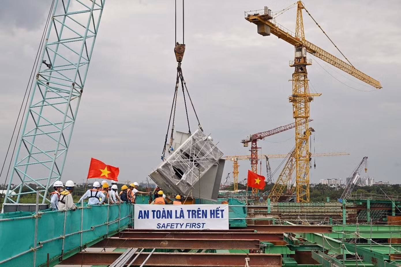Cầu Trần Hưng Đạo: Biểu tượng 'vô cực' trên sông Hồng và thách thức kỹ thuật từ bản vẽ ra thực địa ảnh 3