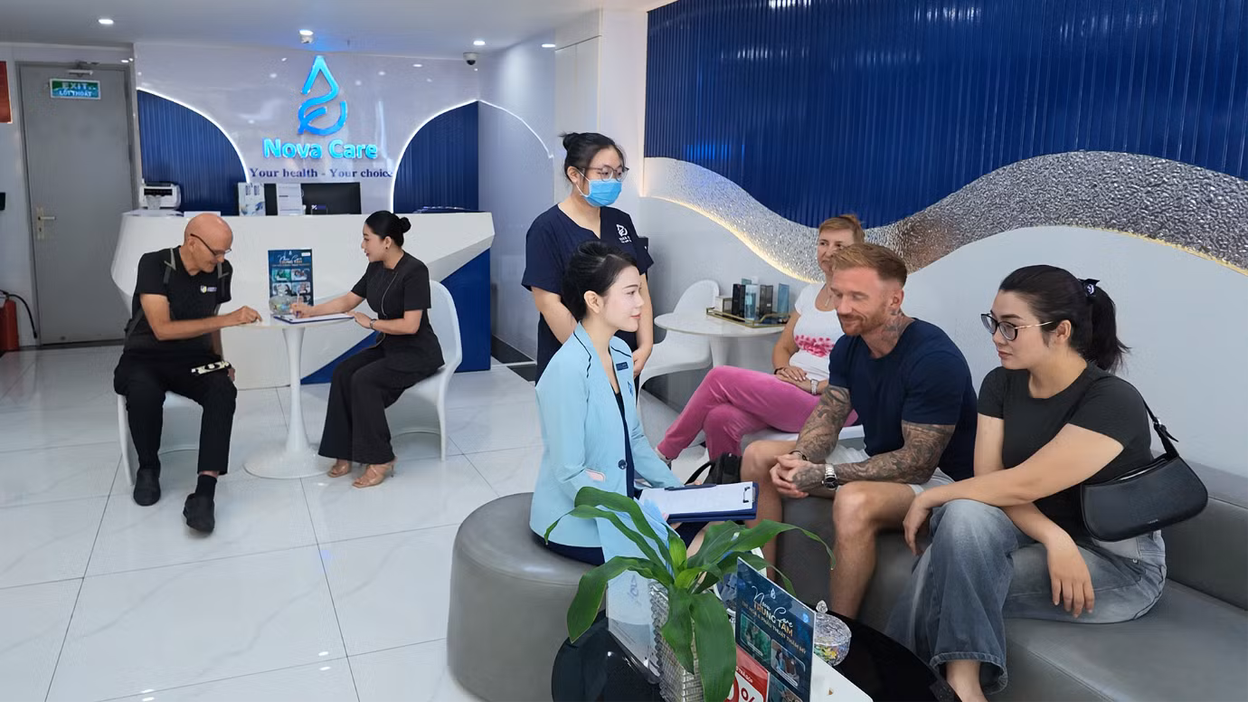 Khách quốc tế tìm hiểu dịch vụ tại NovaCare. Ảnh DN