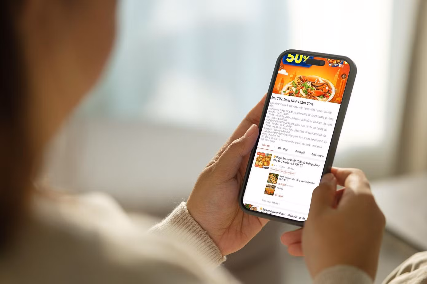 Mở app ShopeeFood, lướt nhẹ là có ngay hàng loạt deal xịn, có thể giảm đến 50% để thả ga ăn uống.