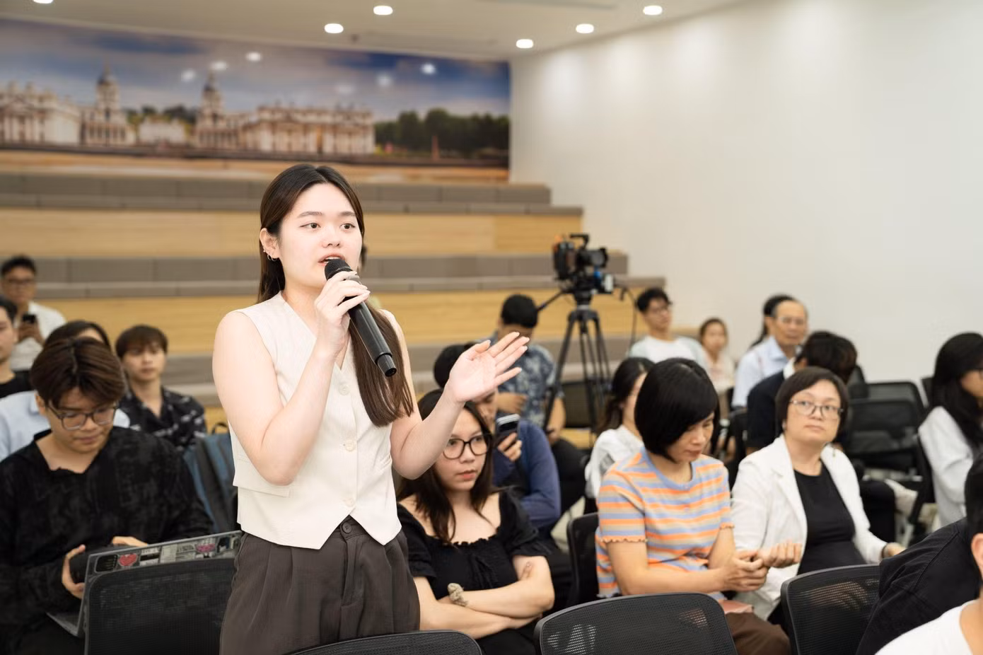 Sinh viên chia sẻ góc nhìn và trao đổi với diễn giả tại hội thảo.