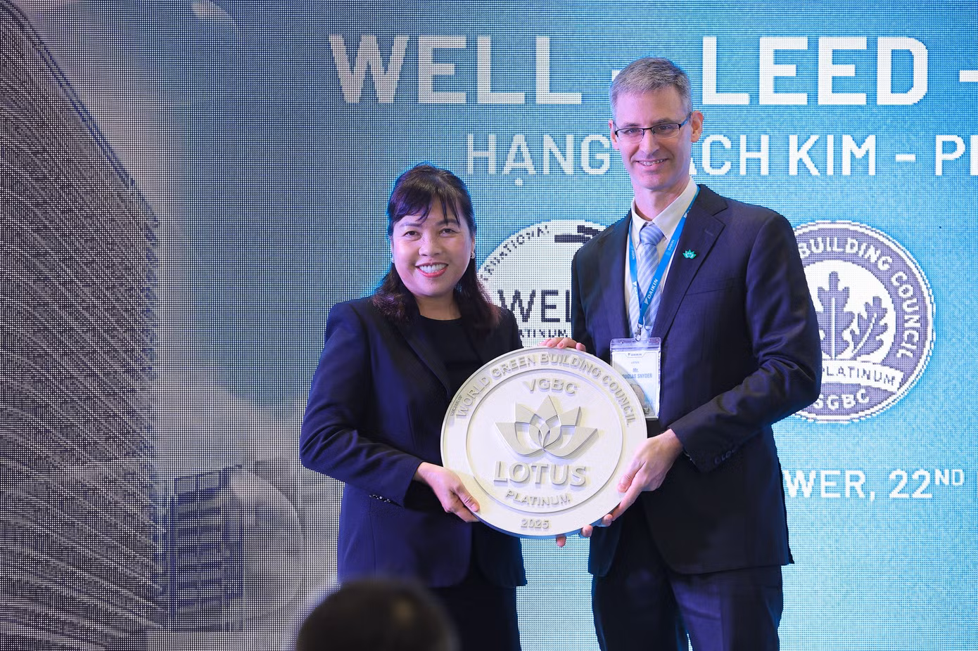 ba-nguyen-thi-le-thanh-giam-doc-cap-cao-cua-daikin-vietnam-nhan-chung-nhan-lotus-platinum.jpg