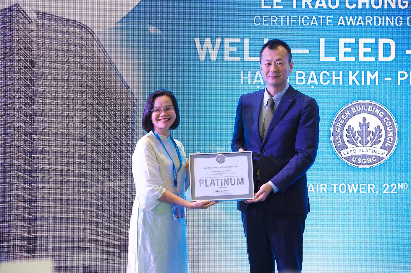 ong-mori-takashi-tong-giam-doc-daikin-vietnam-voi-chung-nhan-leed-platinum.jpg