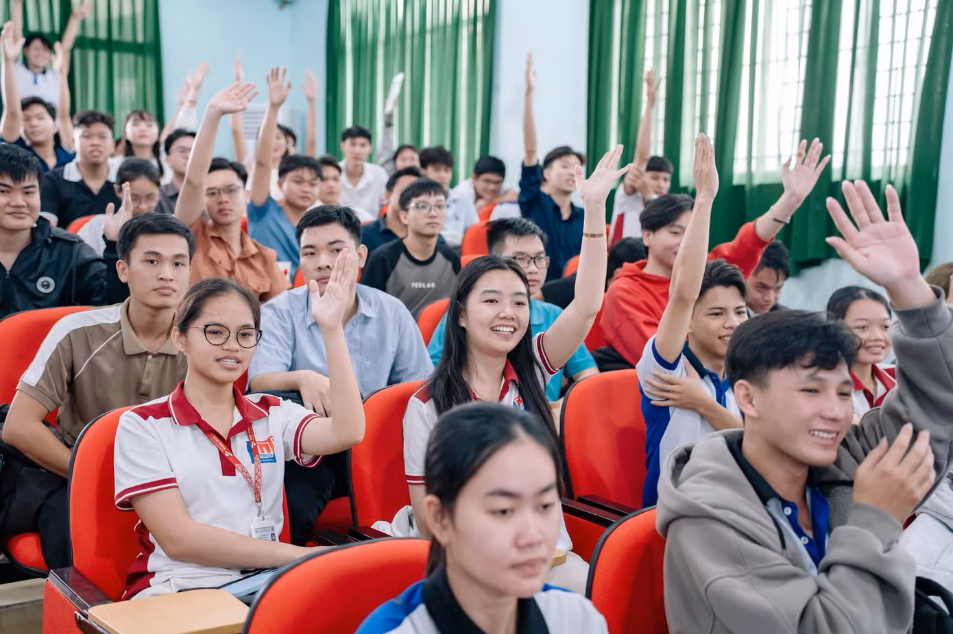 Sinh viên hào hứng tham gia minigame tương tác liên quan đến kiến thức về tiêu chuẩn công trình xanh và lựa chọn vật liệu.