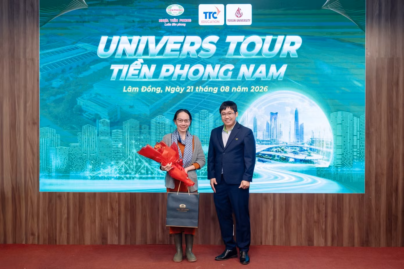 Ông Phạm Văn Uyên - Phó Giám đốc Kinh doanh Tiền Phong Nam tặng hoa, tri ân sự đồng hành của Trường Đại học Yersin Đà Lạt.