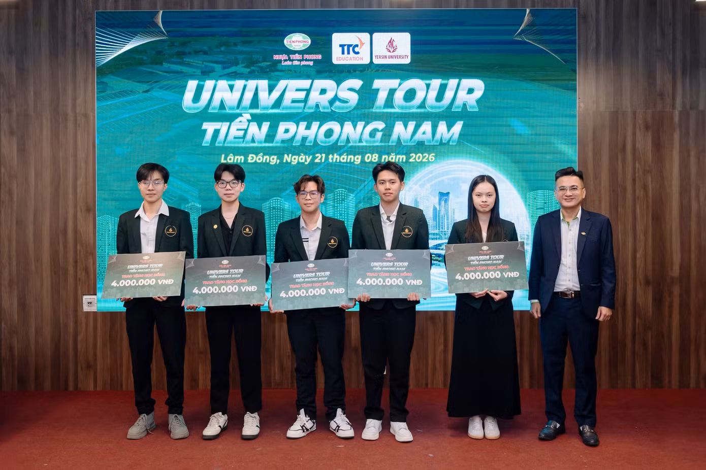 Ông Lê Hoài Tú - Trưởng Phòng Kinh Doanh Nam Miền Trung trao học bổng cho cho các sinh viên tiêu biểu tại Trường Đại học Yersin Đà Lạt.