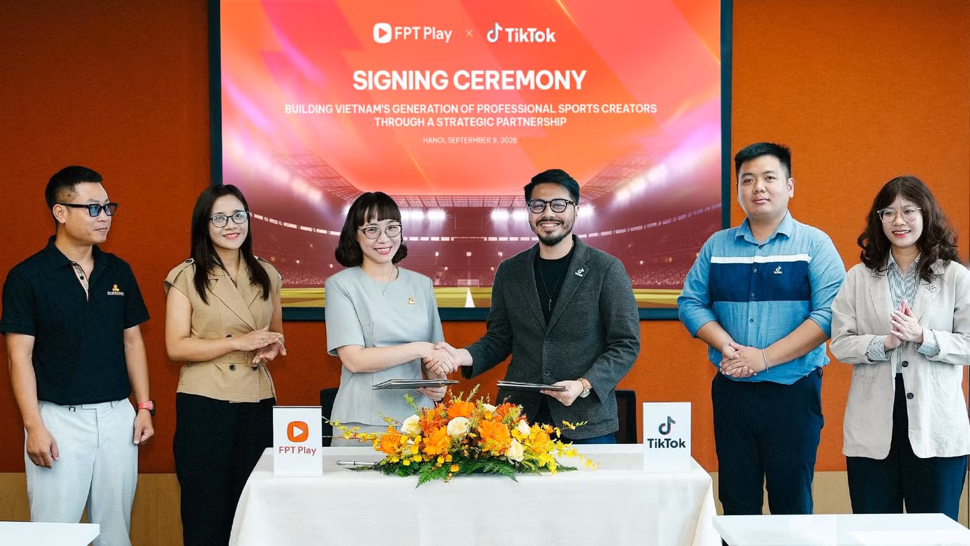 Bà Tô Nam Phương - Phó Tổng Giám đốc FPT Play, FPT Telecom và ông Angga Anugrah Putra, Tổng Giám đốc Vận hành Nội dung, TikTok Đông Nam Á, Đại diện TikTok Việt Nam tại sự kiện (Ảnh: FPT Play)