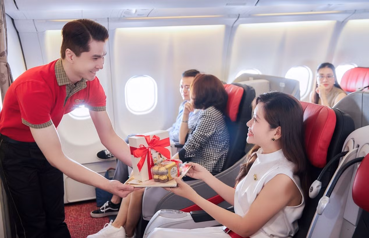 Sau khi tốt nghiệp, các bạn trẻ được hiện thực hoá giấc mơ bay với công việc của một tiếp viên hàng không trên các chuyến bay của Vietjet