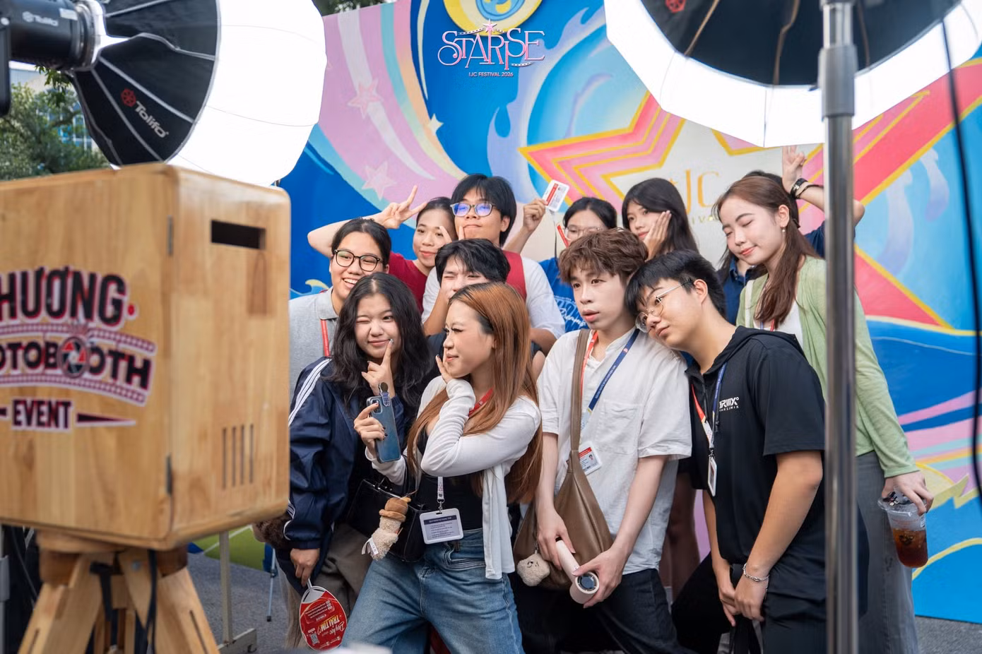 Sinh viên hào hứng tham gia hoạt động photobooth tại IJC Festival 2026, sẵn sàng khởi đầu hành trình đại học rực rỡ cùng chủ đề "Starise".