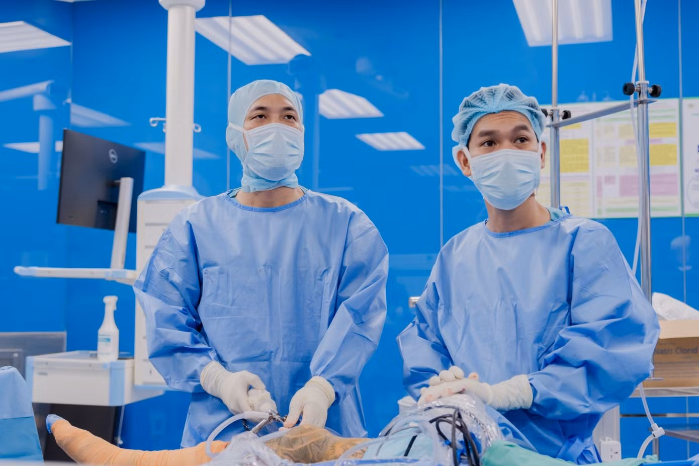 TS.BS Lê Quang Huy (bên trái) thực hiện phẫu thuật nội soi tái tạo dây chằng chéo trước.