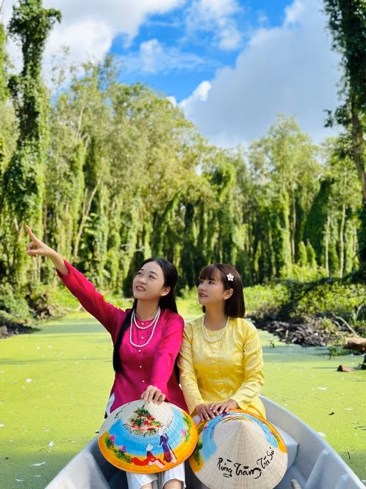 hinh3-anh-sang-xuyen-qua-ke-la-tram-roi-xuong-mat-nuoc-tao-nen-nhung-vet-vang-lung-li.jpg