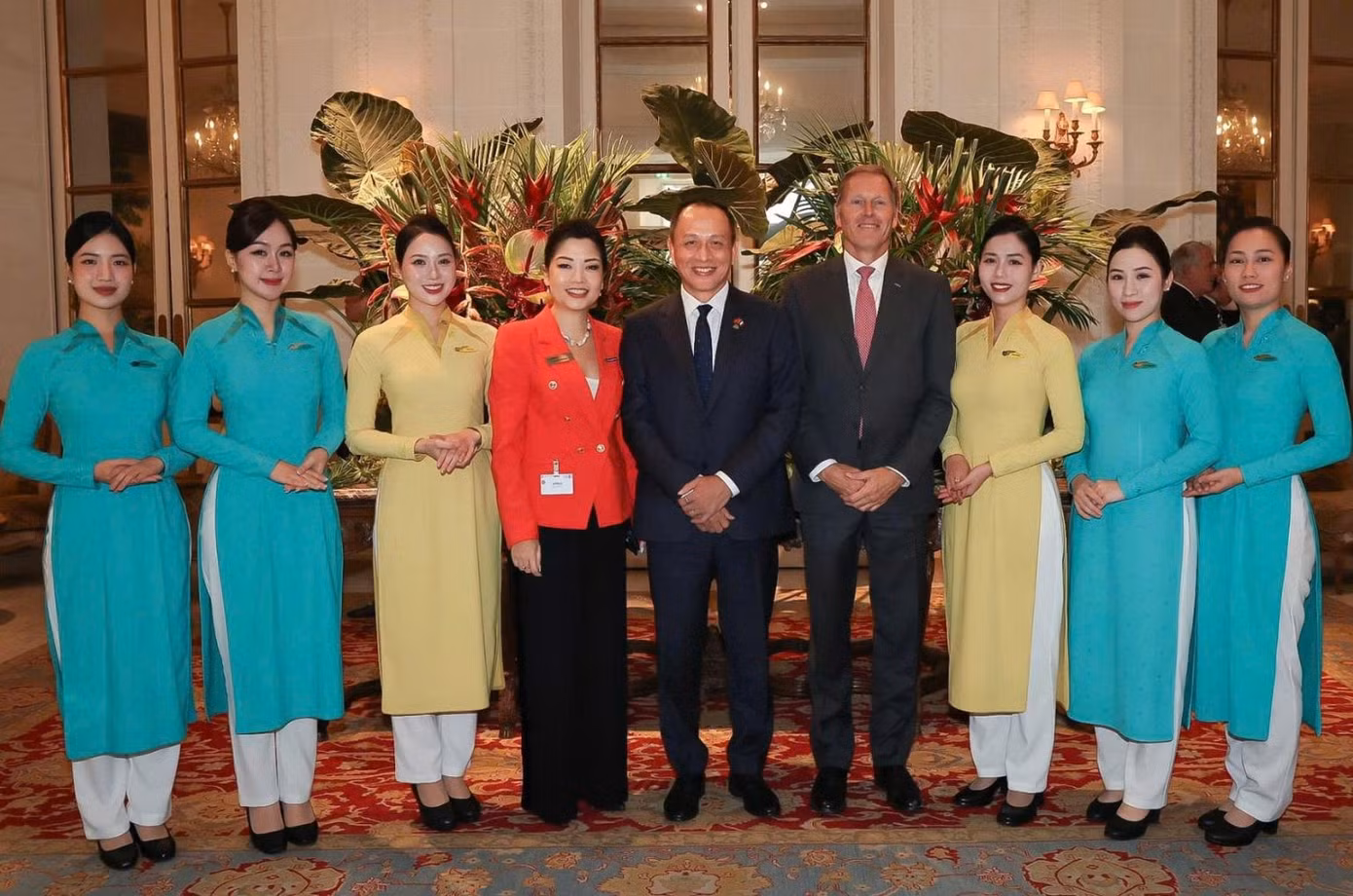 3-tgd-vietnam-airlines-le-hong-ha-chup-hinh-luu-niem-cung-cac-doi-tac.jpg