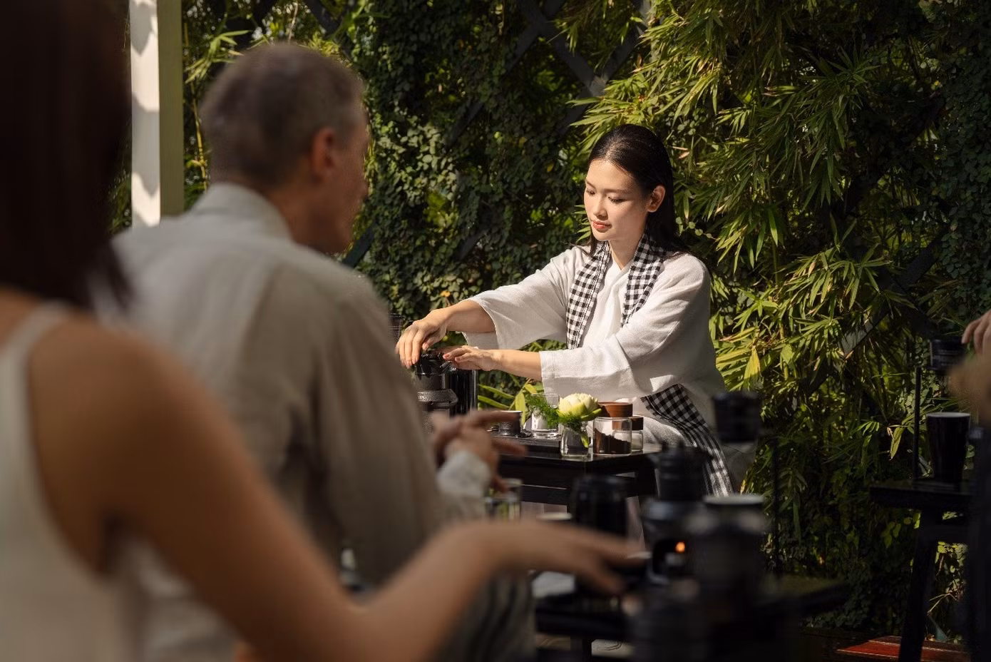 Hoa hậu du lịch Việt Nam Nguyễn Phương Linh giới thiệu trải nghiệm Thiền Cà Phê với khách quốc tế.