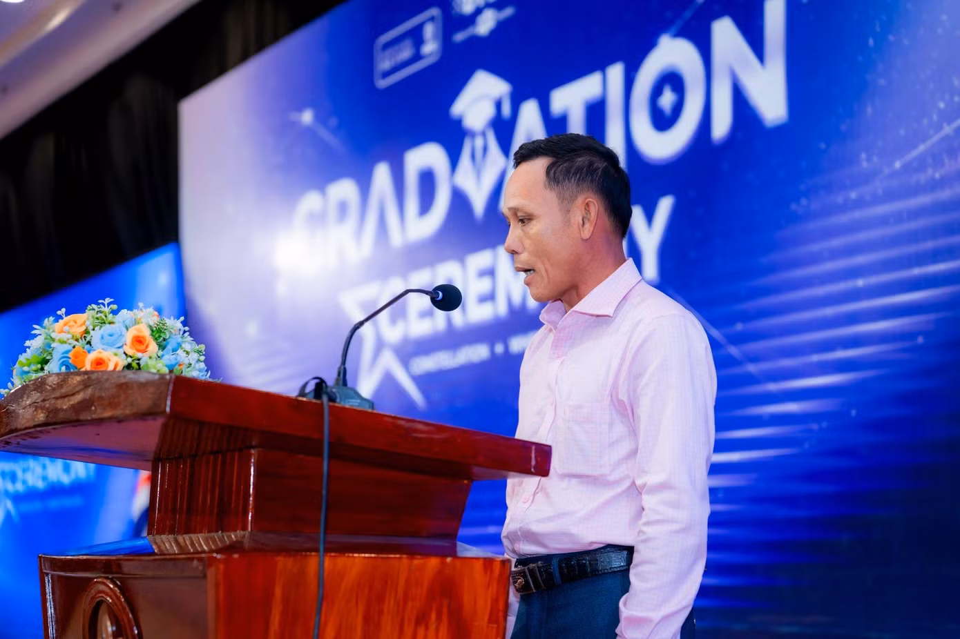 Ông Huỳnh Văn Chỉ - phụ huynh tân khoa Huỳnh Thị Ngọc Trang, phát biểu tại Lễ tốt nghiệp BTEC FPT Cần Thơ