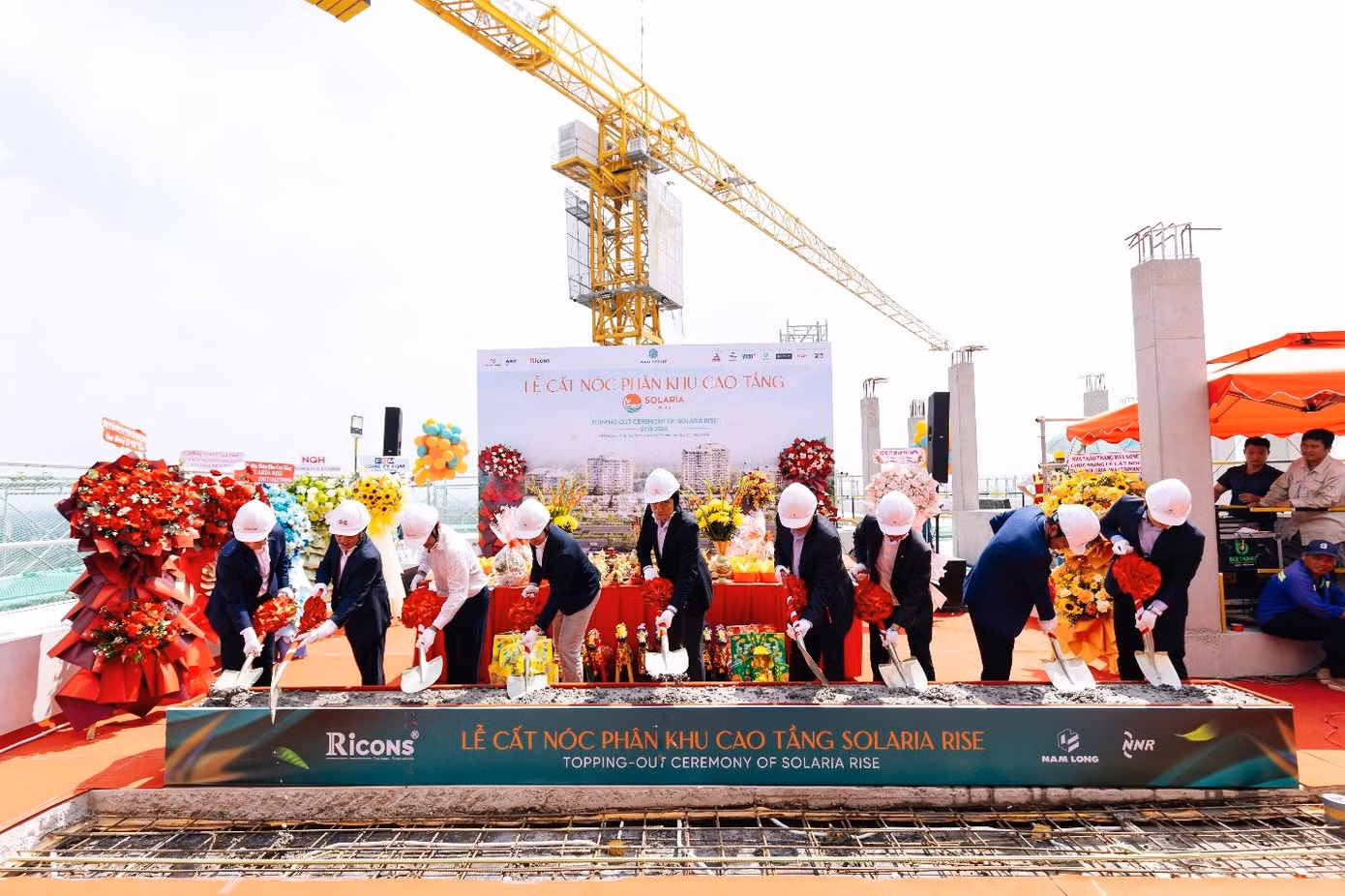 Đại diện Nam Long, các đối tác Nhật Bản, tổng thầu và các đơn vị đồng hành thực hiện nghi thức xúc cát tại Lễ cất nóc Solaria Rise