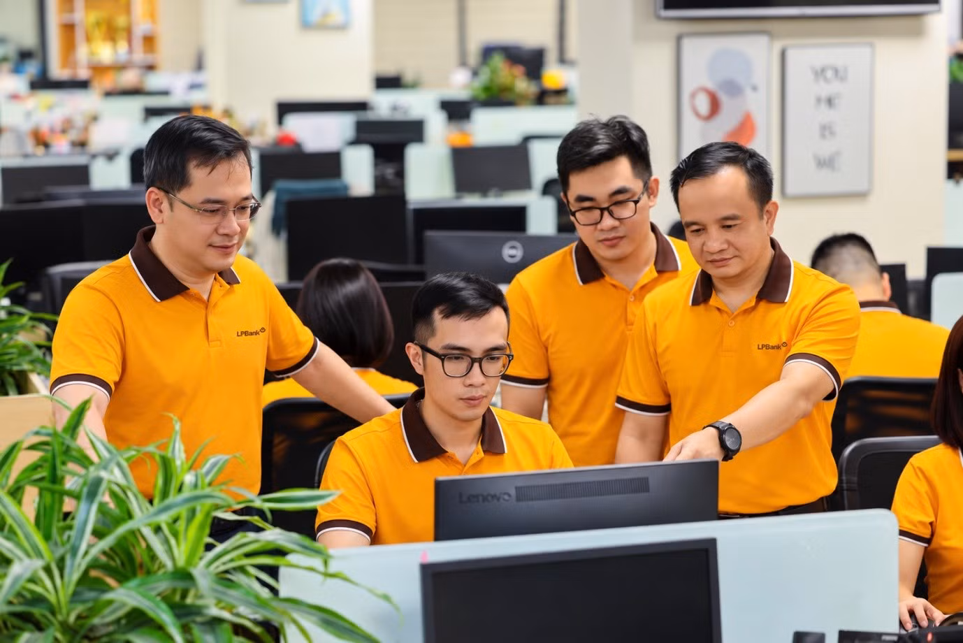 Ông Đặng Công Hoàn – Phó Tổng Giám đốc LPBank (ngoài cùng bên phải) trao đổi cùng tổ dự án nâng cấp Core Thẻ