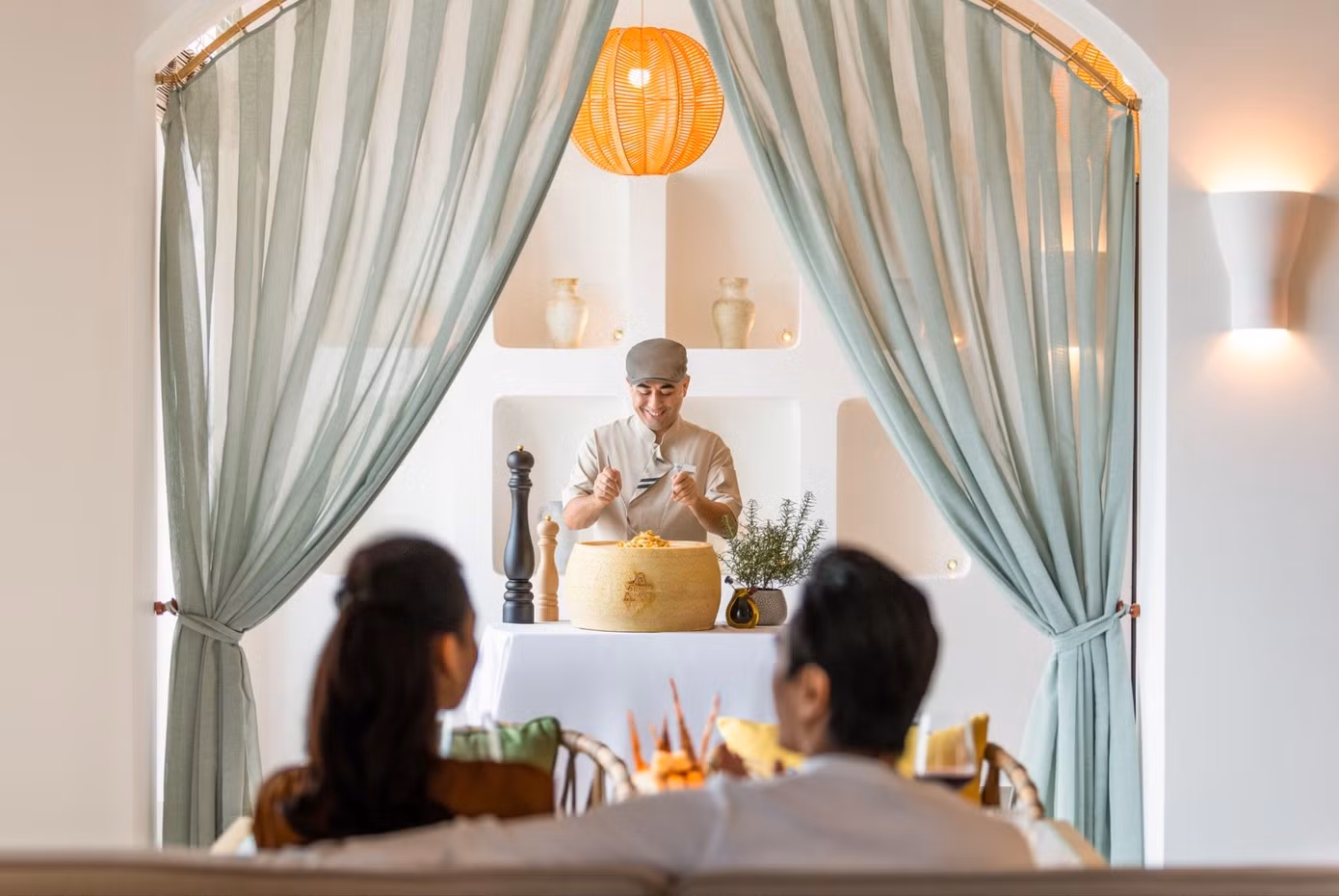 Phú Quốc có nhiều lựa chọn đáp ứng nhu cầu nghỉ dưỡng, thưởng thức ẩm thực cao cấp như Pink Pearl tại JW Marriott Phu Quoc Emerald Bay; La Festa Phu Quoc - Curio Collection by Hilton…