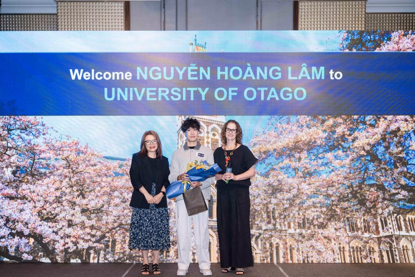 Bạn Hoàng Lâm (giữa) trong Lễ trao học bổng Chính phủ New Zealand 2026 cùng đại diện Đại học Otago. Ảnh: ENZ