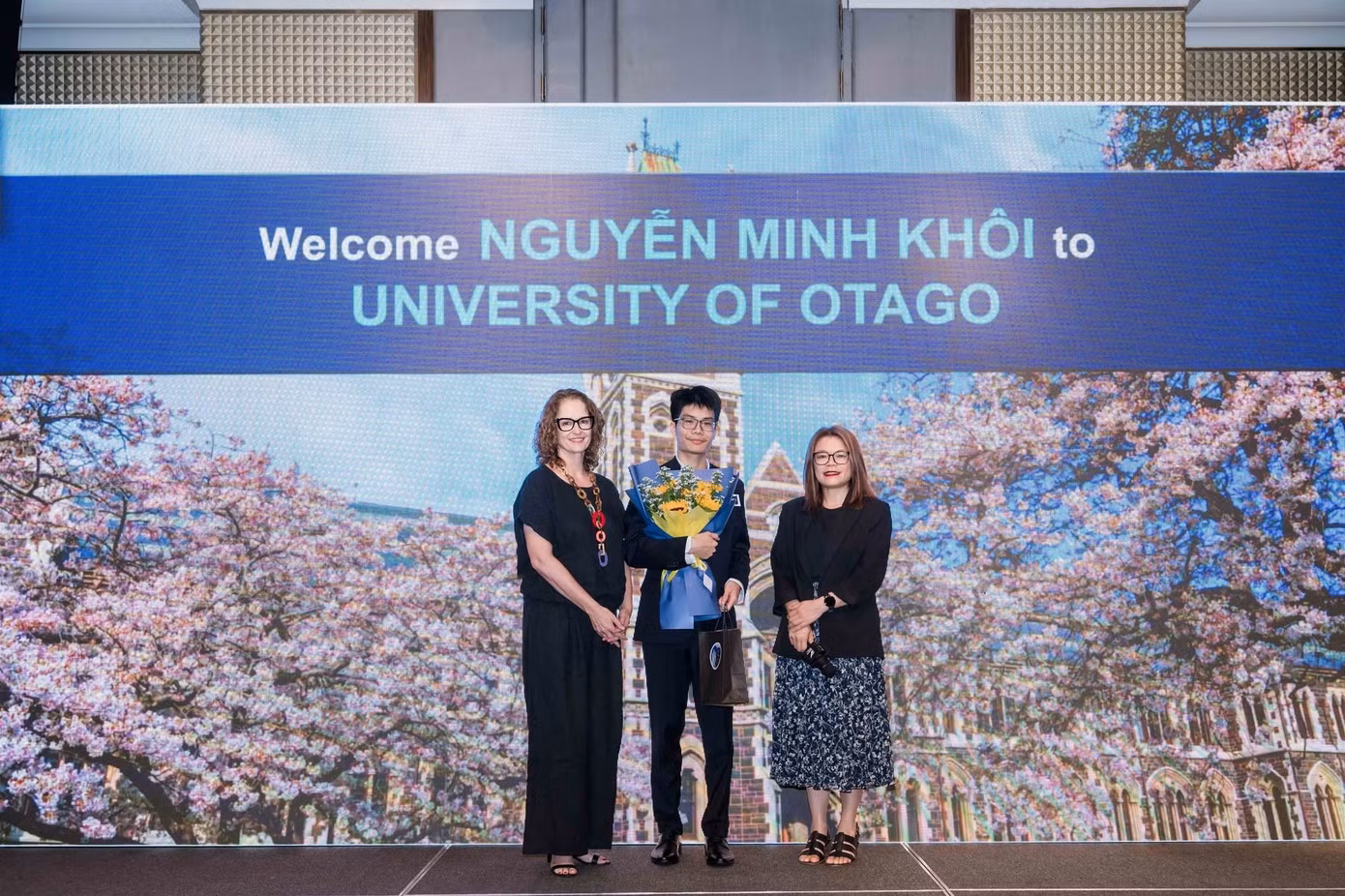 Bạn Minh Khôi (giữa) tại Lễ trao học bổng Chính phủ New Zealand 2026 cùng đại diện Đại học Otago. Ảnh: ENZ