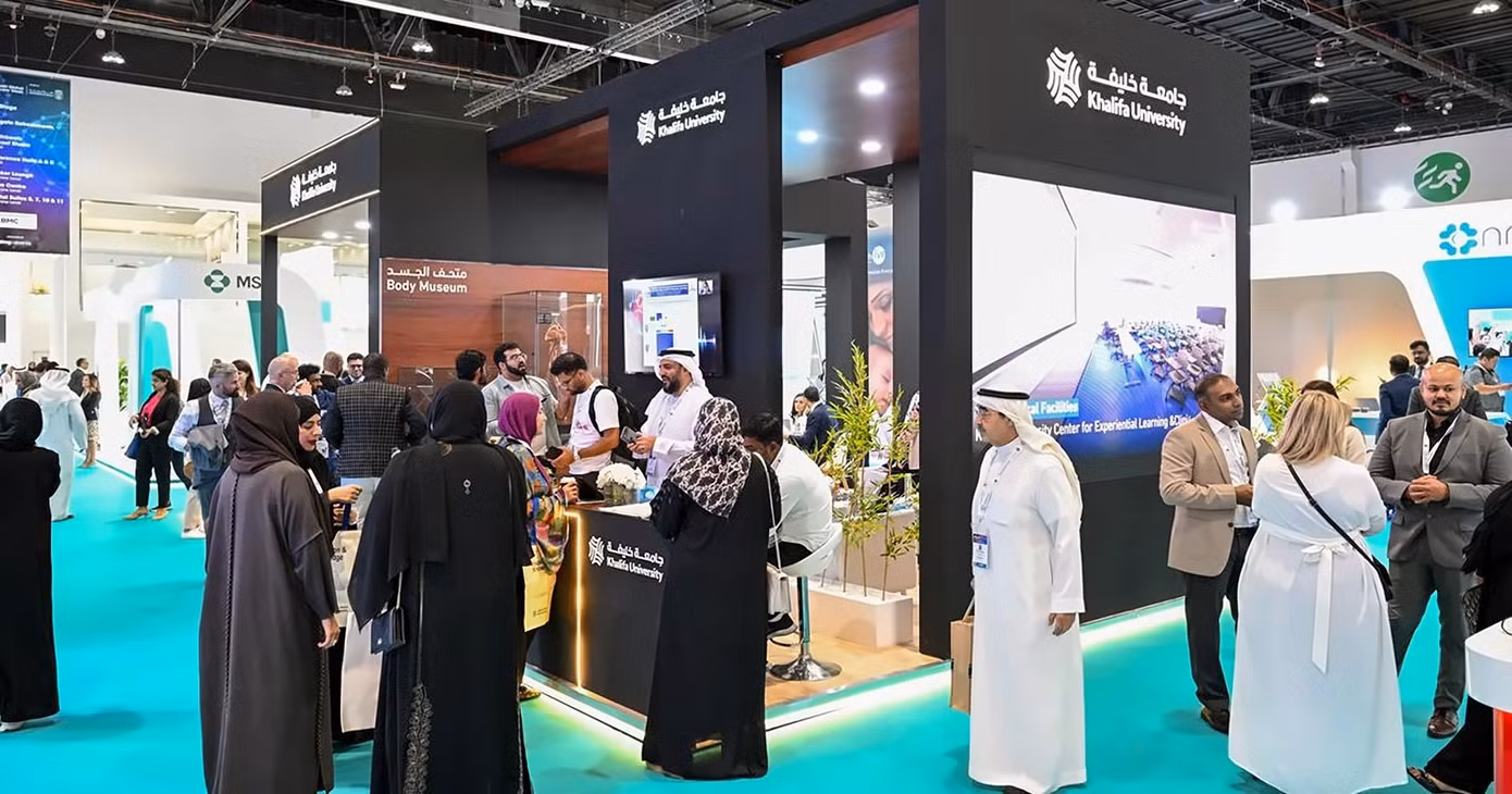 Khách tham quan trao đổi tại các gian hàng trong khu trưng bày Abu Dhabi Global Health Week 2025. Ảnh: DMG Events