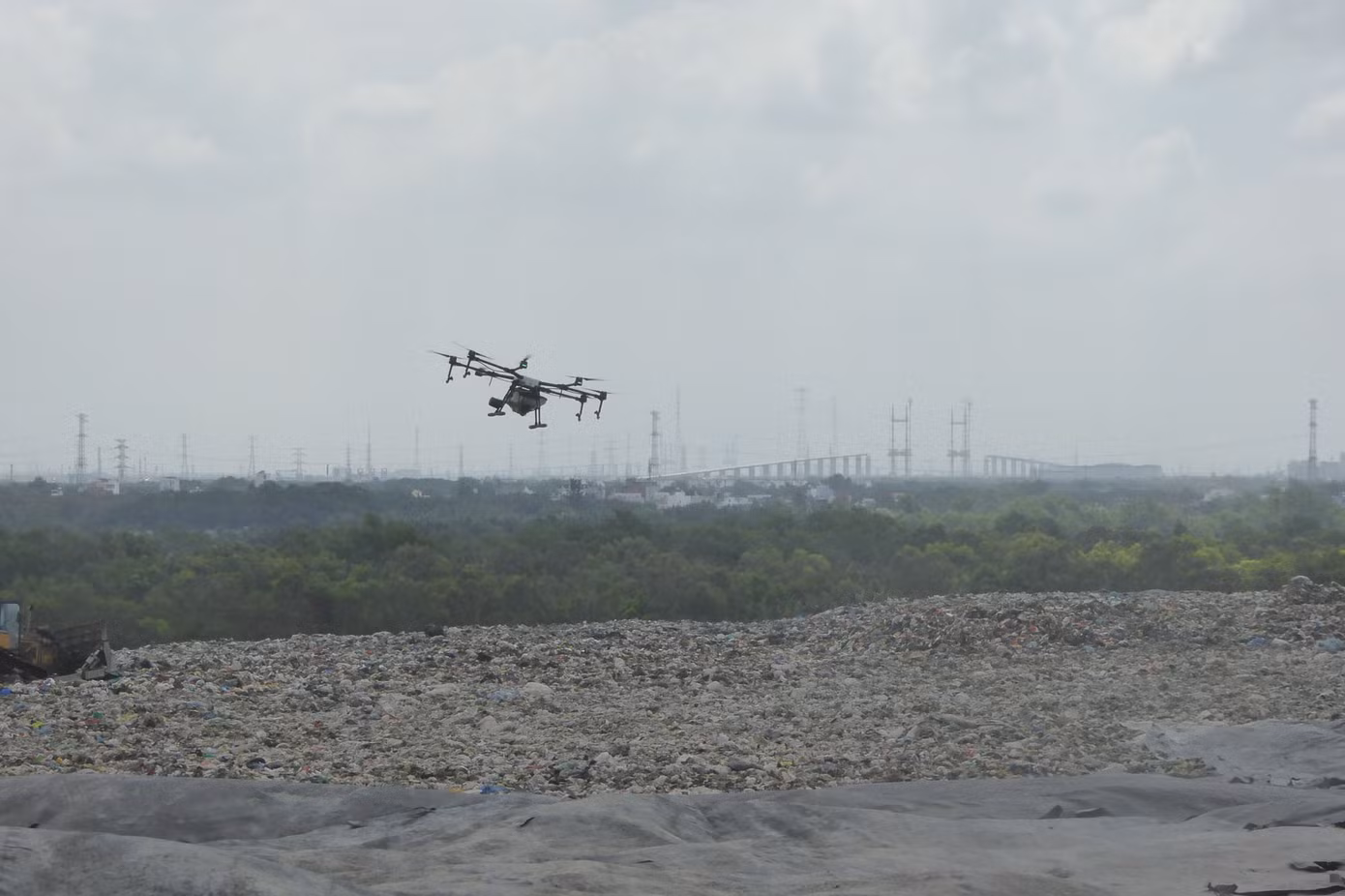 vws-su-dung-thiet-bi-bay-khong-nguoi-lai-drone-de-phun-xit-diet-khuan-va-khu-mui-tai-klh-da-phuoc.jpg