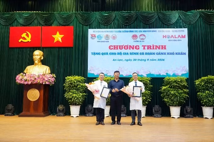 Ông Lê Văn Trung – Ủy viên Ban Thường vụ Đảng ủy, Chủ tịch Ủy ban MTTQ Việt Nam phường An Lạc trao kỷ niệm chương cho đại diện Bệnh viện Gia An 115 và Bệnh viện Quốc tế City.