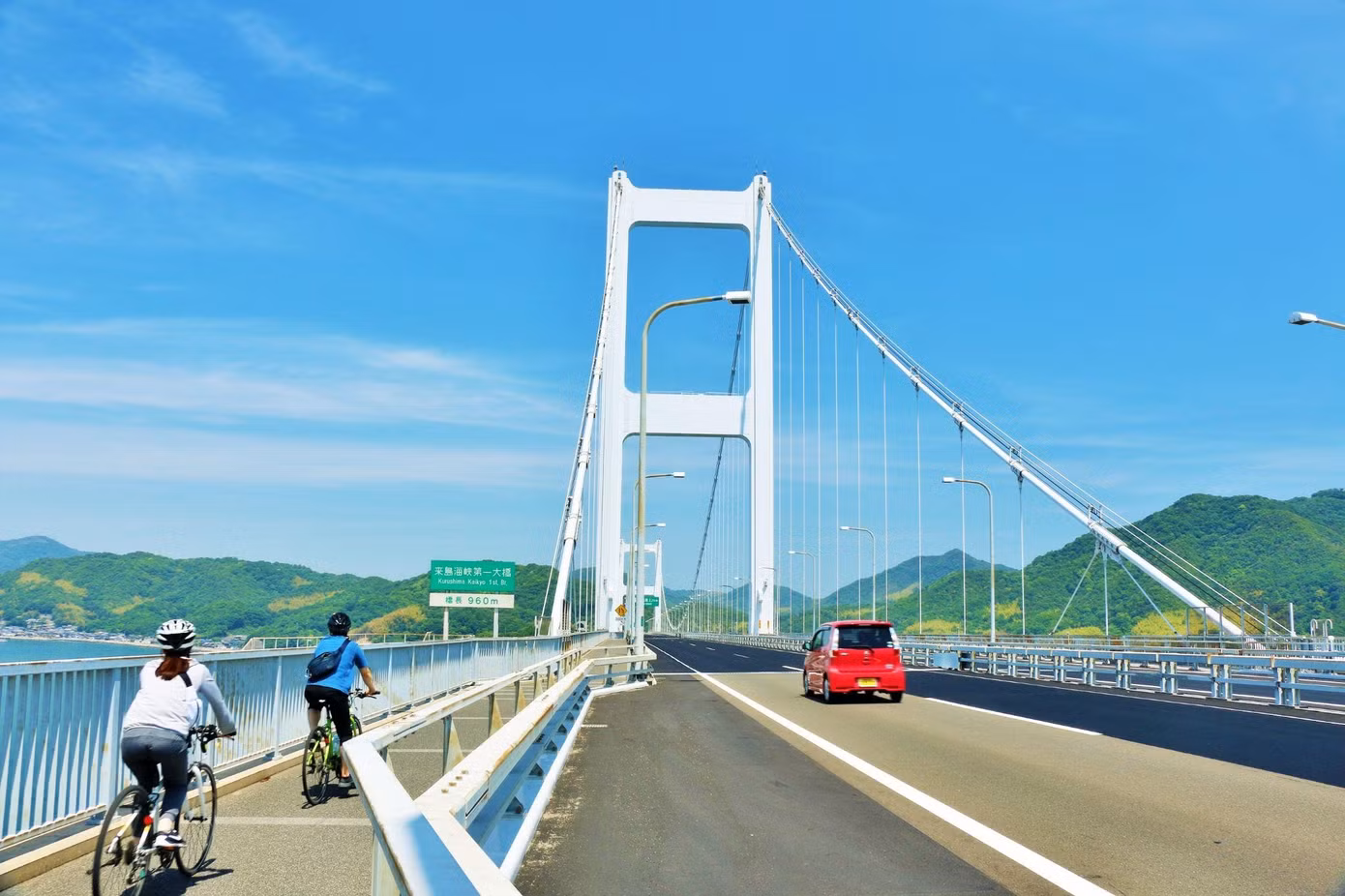 Du khách đạp xe trên cầu Kurushima Kaikyo (Nguồn ảnh: Tỉnh Ehime).