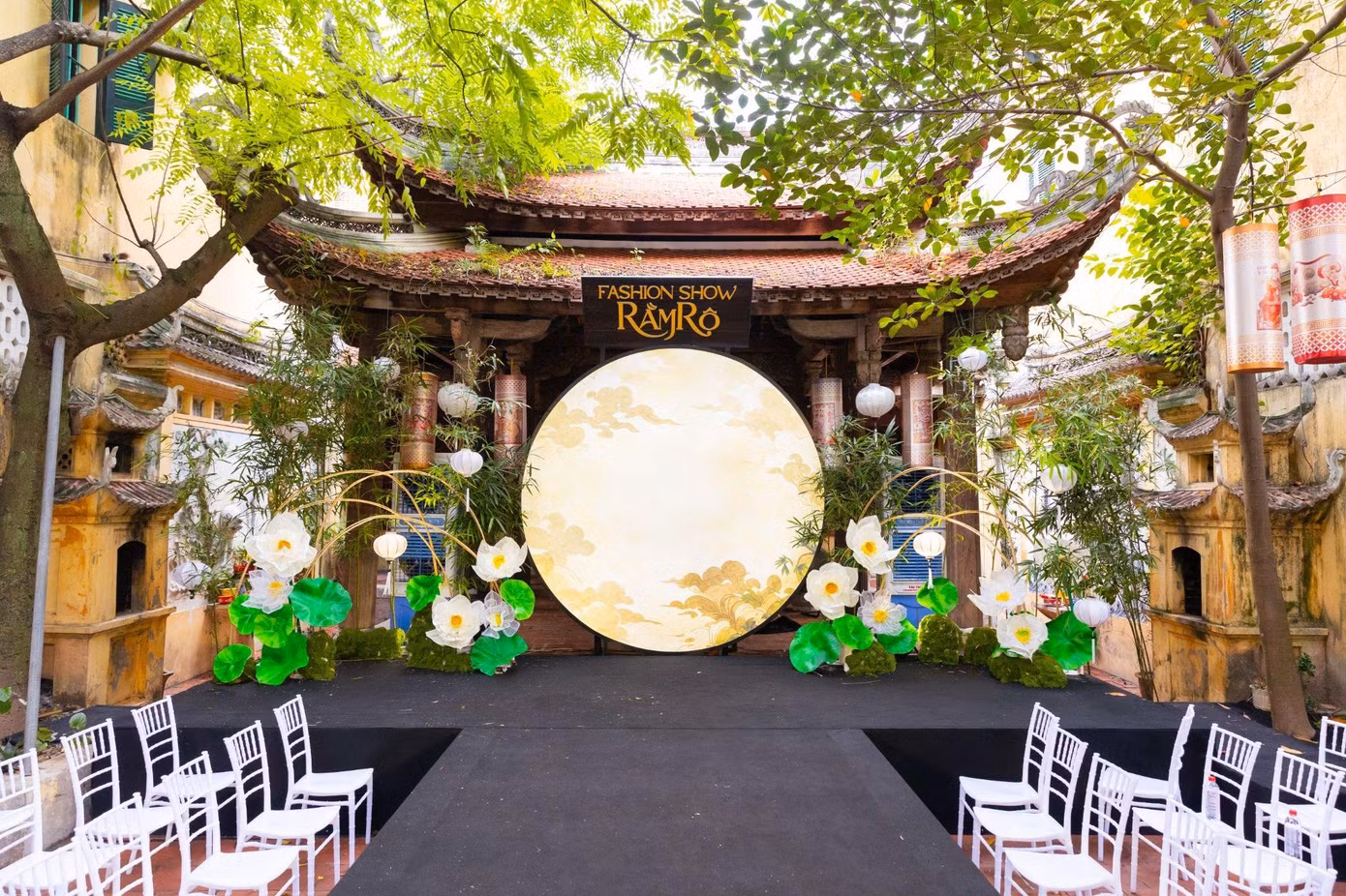 Chú thích: Fashion Show “Rằm Rộ” diễn ra ngày 11/09 tại Di tích 40 Lãn Ông, Hoàn Kiếm, Hà Nội.