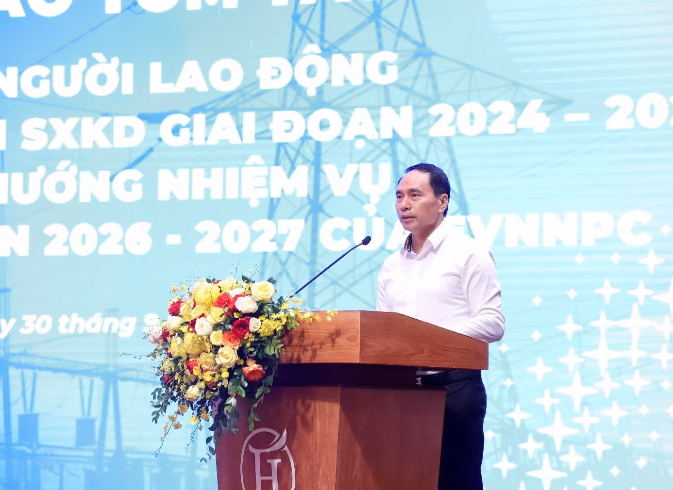 Ông Nguyễn Sông Thao - Trưởng ban Kế hoạch báo cáo tóm tắt tình hình thực hiện Nghị quyết Hội nghị Người lao động lần thứ VI và kết quả SXKD các năm 2024-2025 và định hướng kế hoạch SXKD giai đoạn 2026-2027