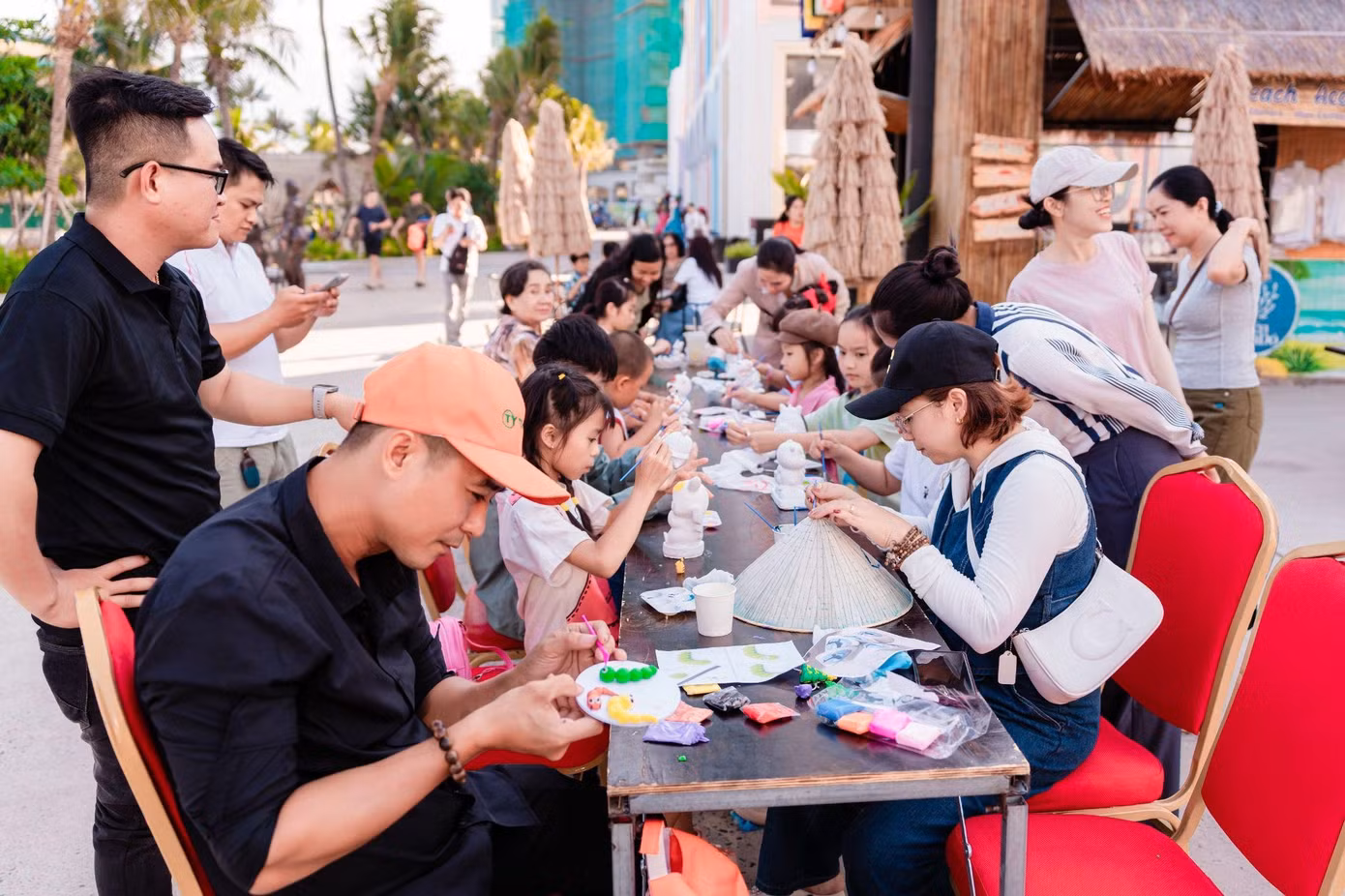 Workshop sáng tạo trong các hoạt động cuối tuần tại Libera Nha Trang luôn là không gian gắn kết các thế hệ