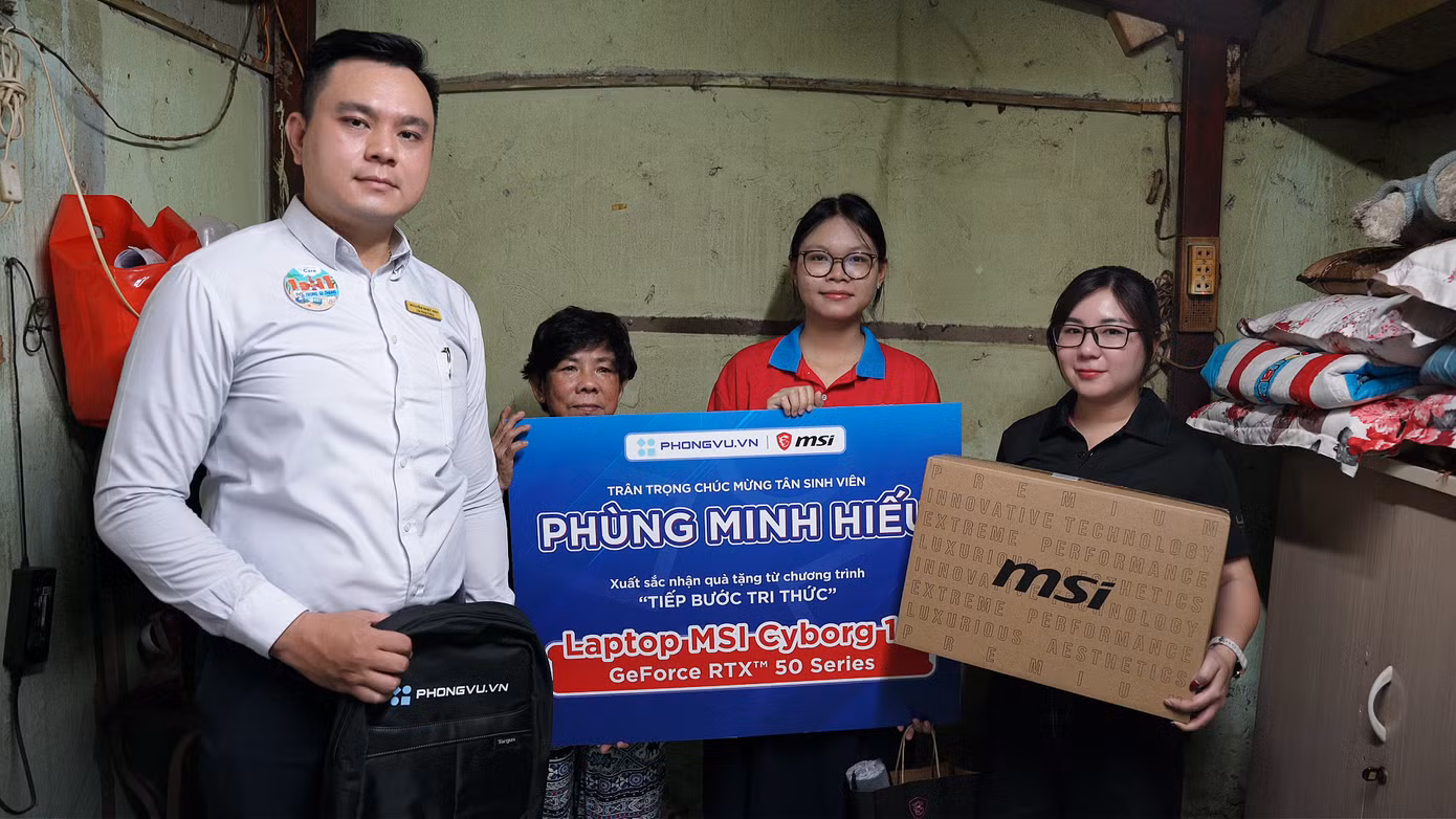 Đại diện Phong Vũ, MSI cùng chính quyền địa phương trao tặng chiếc laptop MSI cho sinh viên Phùng Minh Hiếu