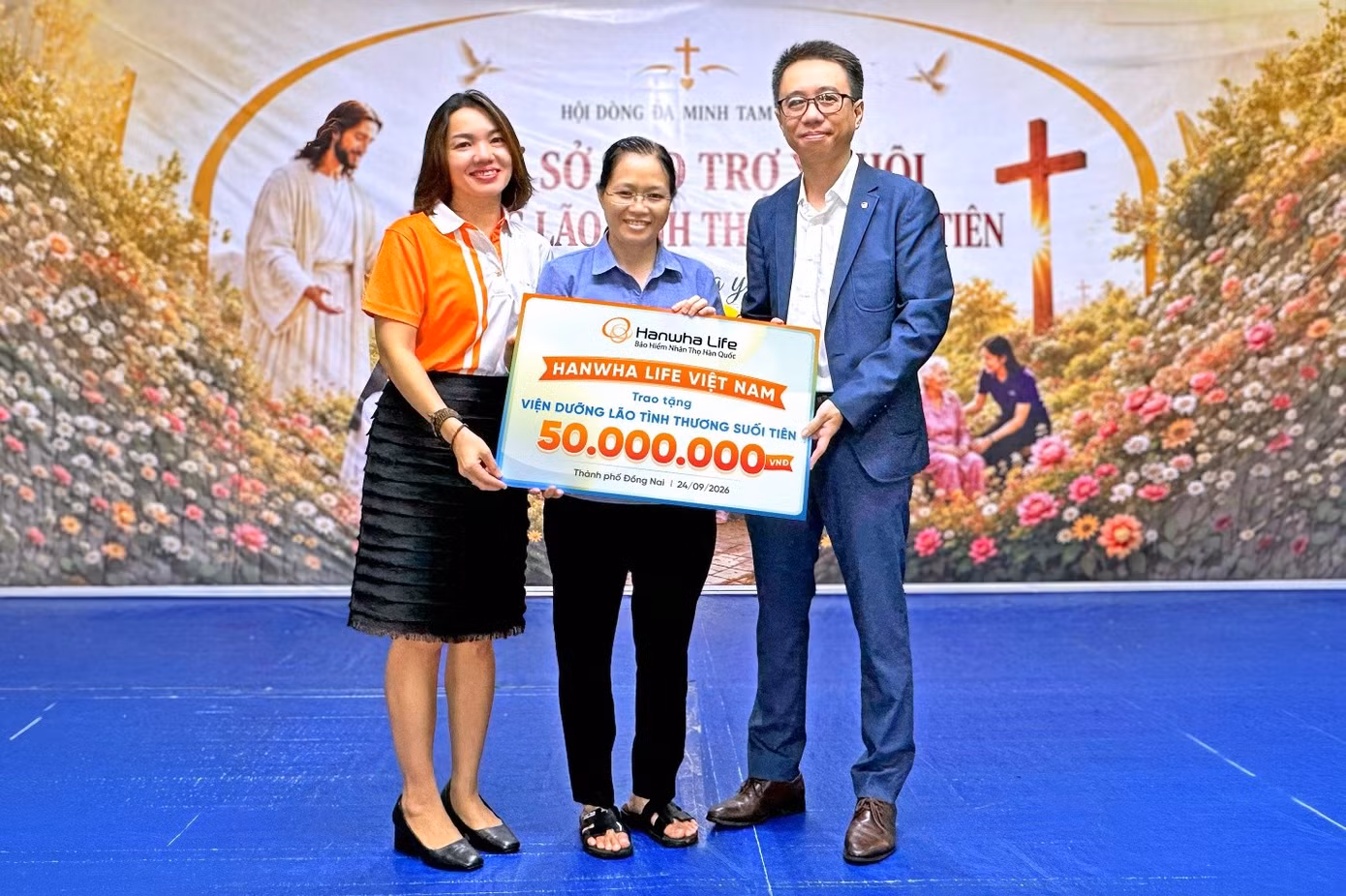 Đại diện Hanwha Life Việt Nam và Công Đoàn công ty đến thăm và trao quà cho Viện Dưỡng lão Tình Thương Suối Tiên