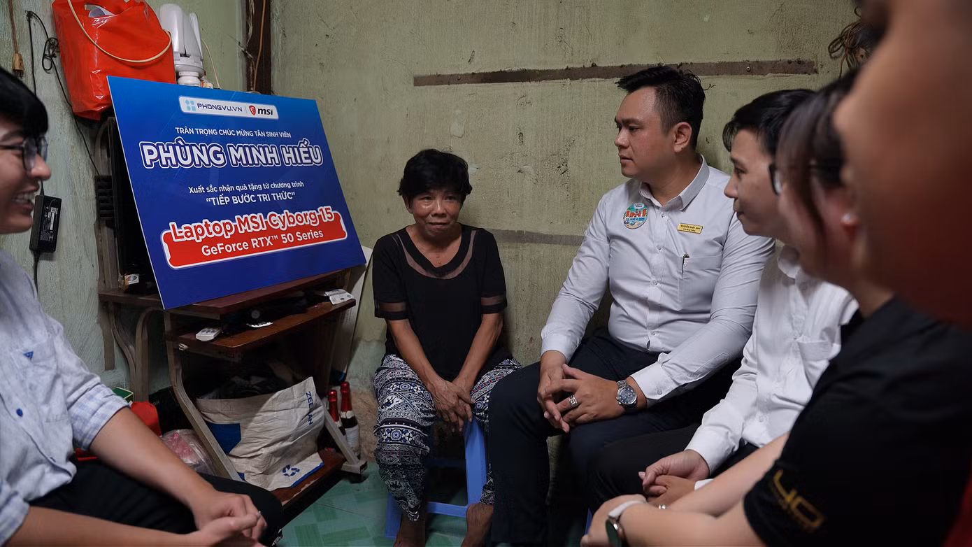 Đại diện Phong Vũ, MSI cùng chính quyền địa phương đến thăm và hỏi han hai mẹ con em Phùng Minh Hiếu