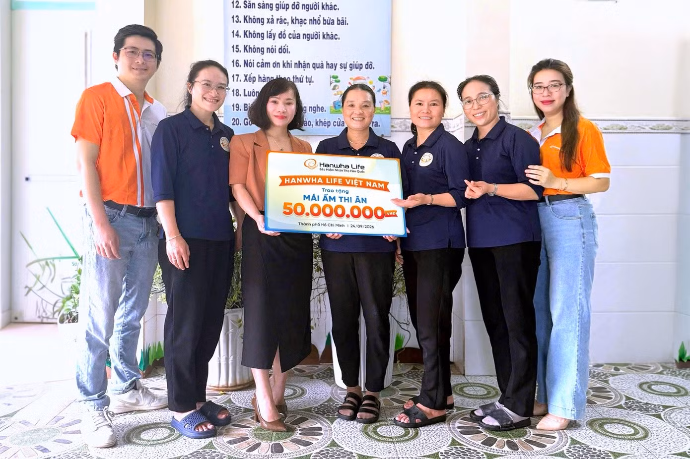 Đại diện Hanwha Life Việt Nam và Công Đoàn công ty đến thăm và trao quà cho Mái ấm Thi Ân