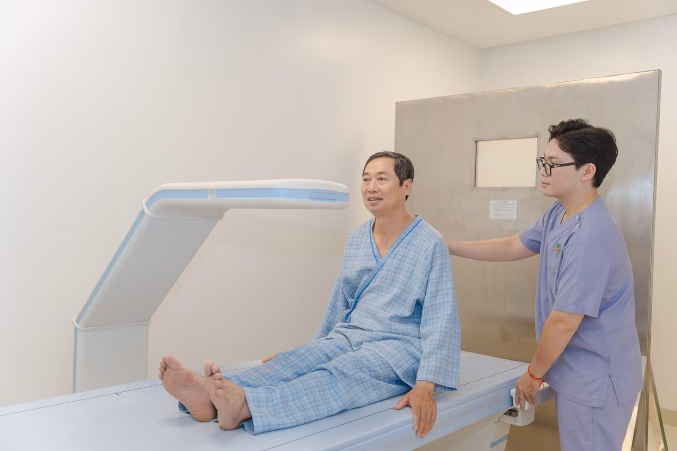 Loãng xương thường gặp ở phụ nữ sau tuổi 50 và nam giới sau tuổi 60