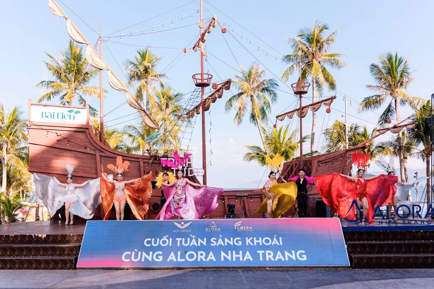 Những màn trình diễn với âm nhạc sôi động, trang phục rực rỡ kim mang không khí lễ hội đến chuỗi “Cuối tuần sảng khoái cùng Alora Nha Trang” (Hình minh họa)