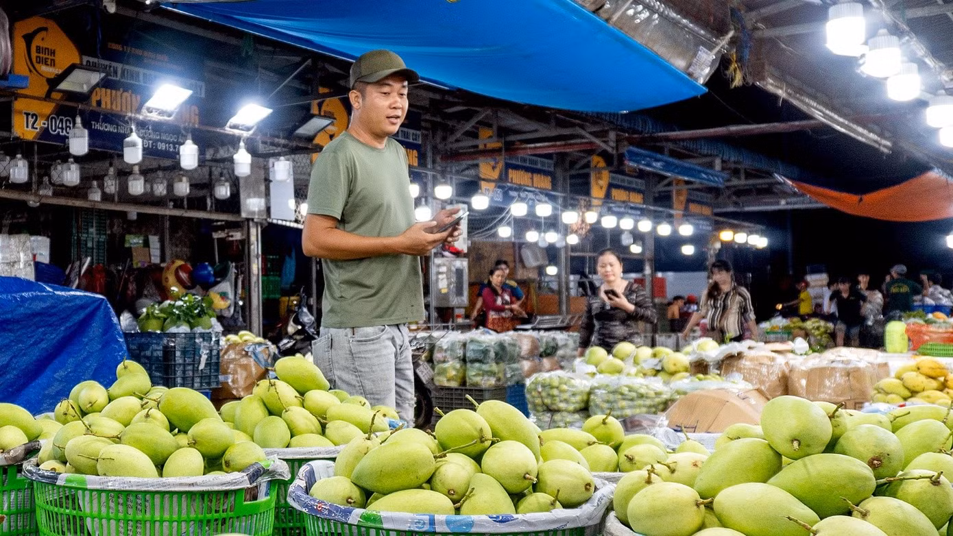 Công ty Quản lý và Kinh doanh chợ Bình Điền nắm chắc kế hoạch nhập hàng. Ảnh: SATRA