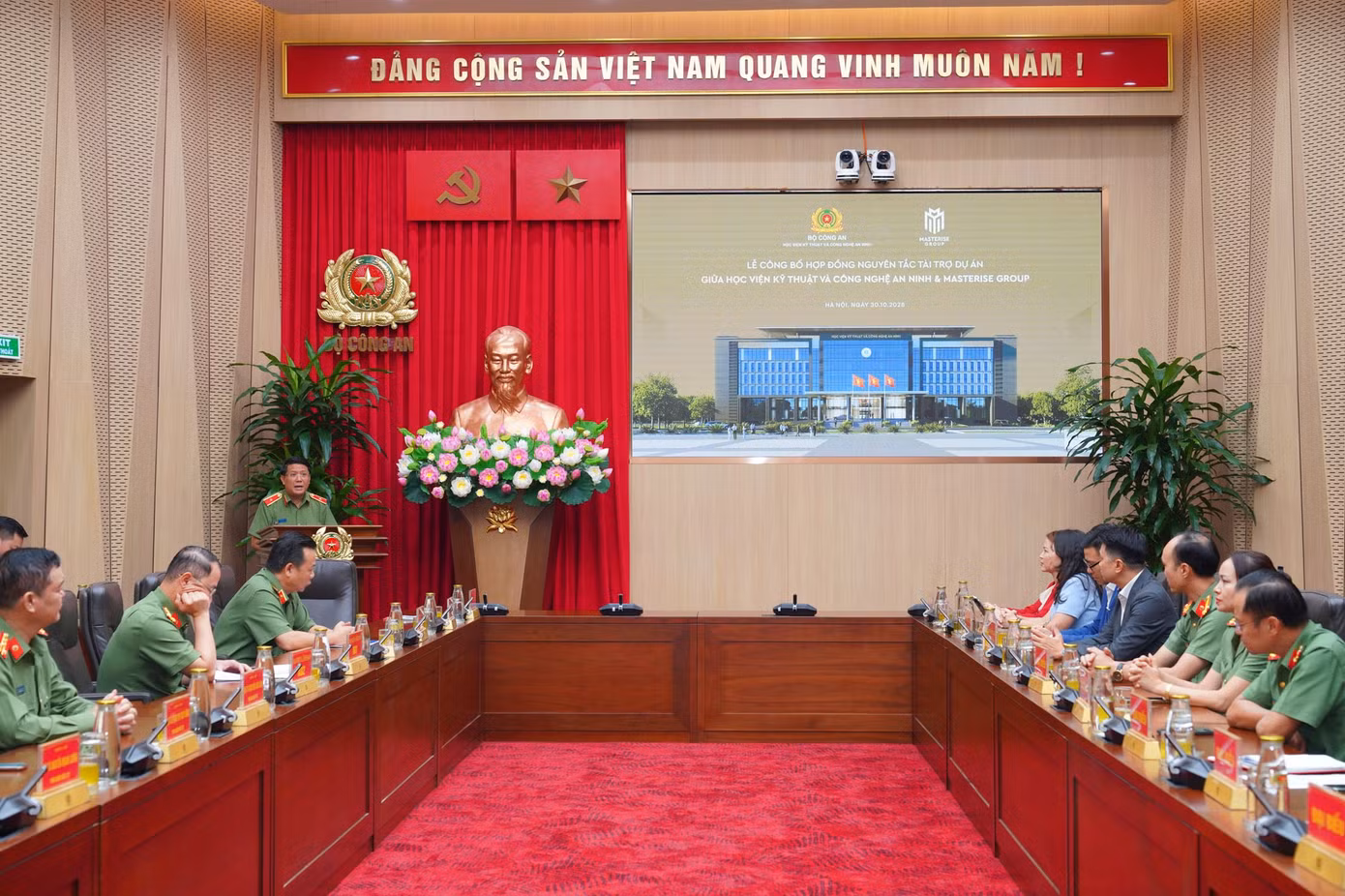 le-cong-bo-hop-dong-nguyen-tac-tai-tro-tai-tru-so-bo-cong-an.jpg