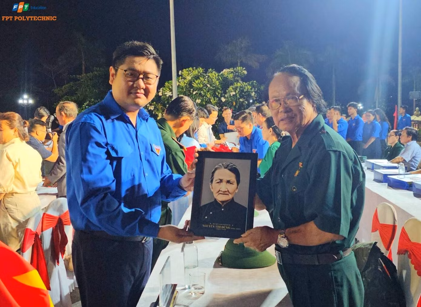 Tỉnh đoàn địa phương trao tặng di ảnh do thầy trò FPT Polytechnic phục dựng cho các gia đình, thân nhân anh hùng liệt sĩ