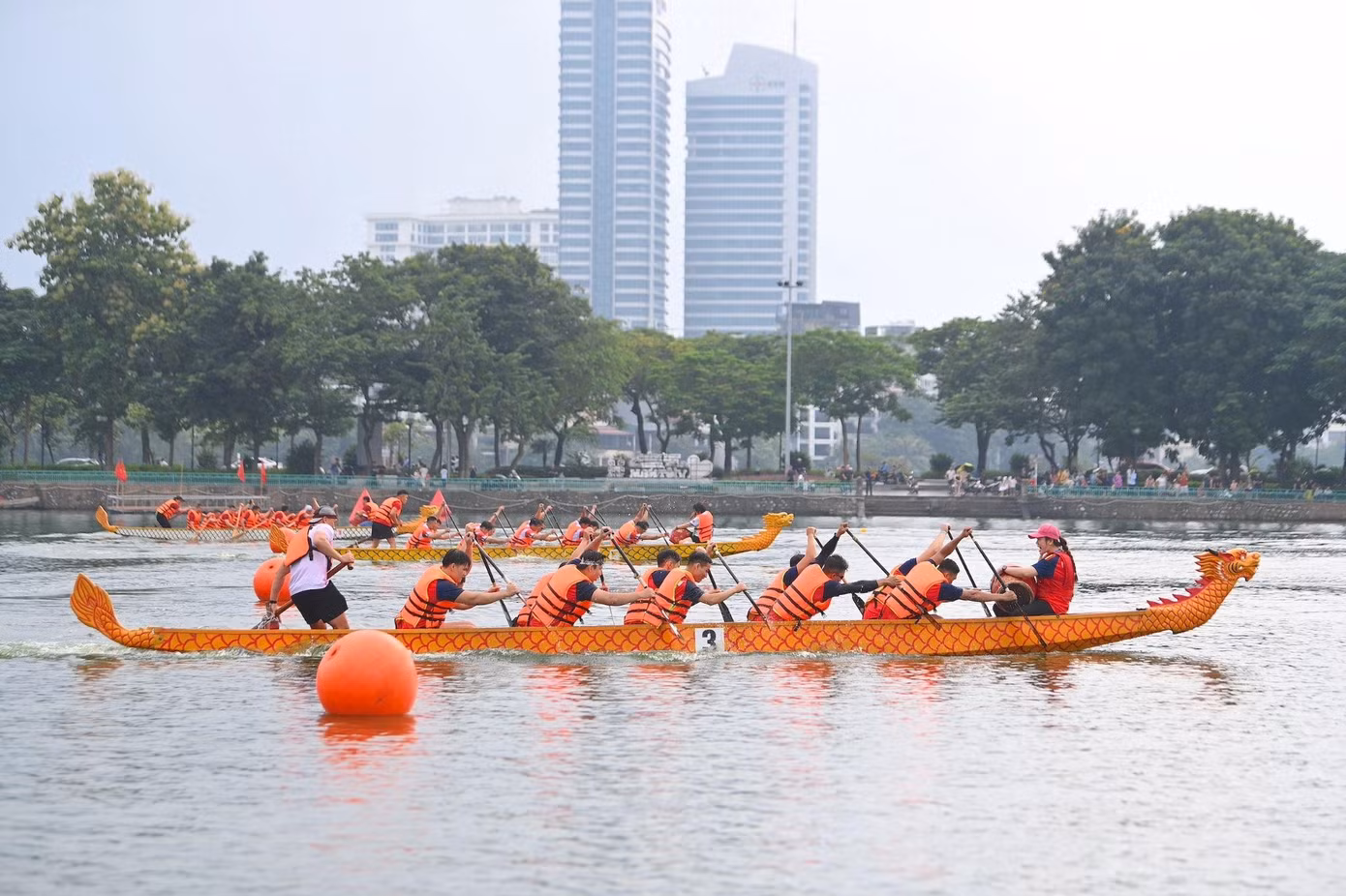 Hồ Tây “dậy sóng” với màn tranh tài thuyền rồng, ván SUP giữa mùa thu Hà Nội ảnh 10 Hồ Tây “dậy sóng” với màn tranh tài thuyền rồng, ván SUP giữa mùa thu Hà Nội ảnh 10